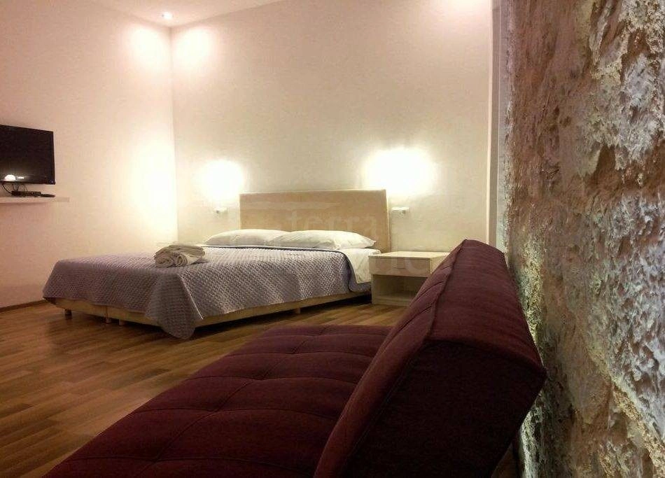 Zum Verkauf steht eine renovierte Wohnung im Zentrum von Sibenik