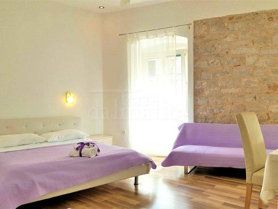 Zum Verkauf steht eine renovierte Wohnung im Zentrum von Sibenik