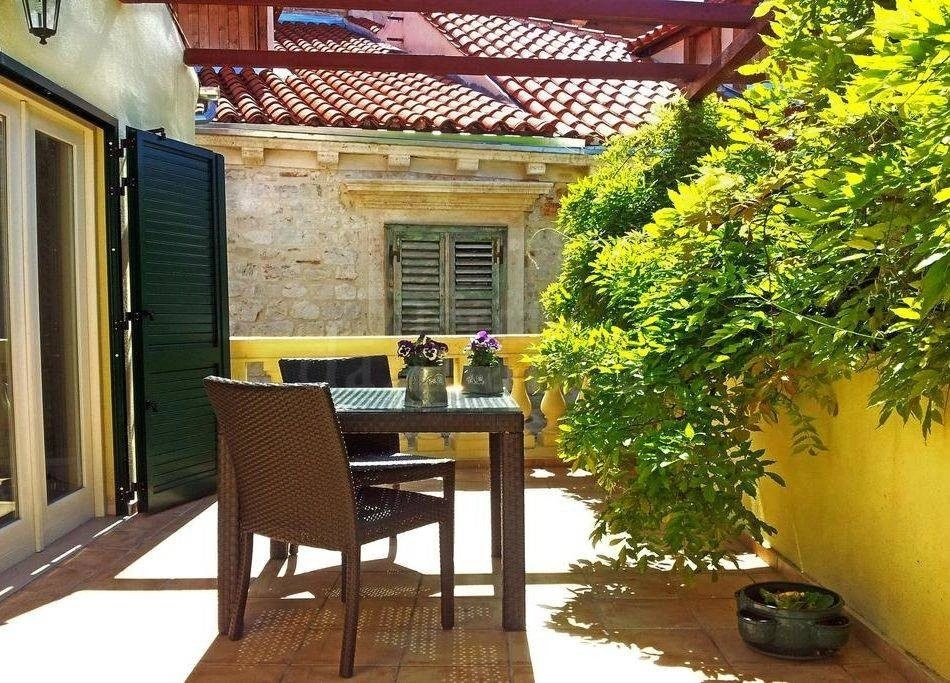 Zum Verkauf steht eine renovierte Wohnung im Zentrum von Sibenik