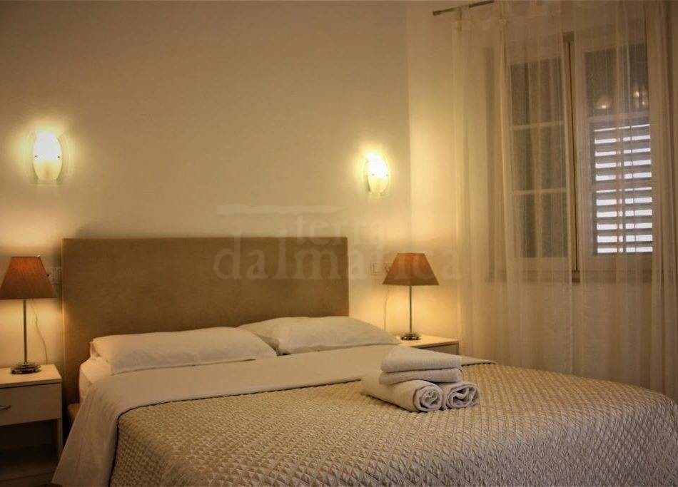 Zum Verkauf steht eine renovierte Wohnung im Zentrum von Sibenik