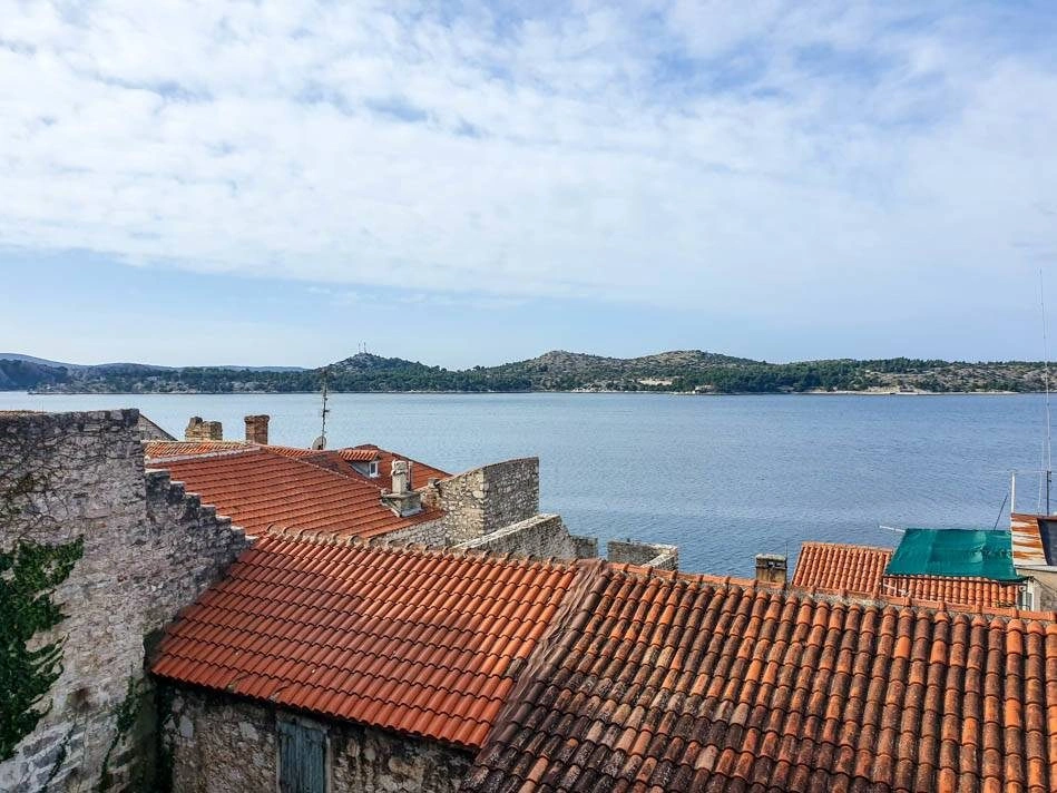 Sibenik, Steinhaus mit offenem Meerblick
