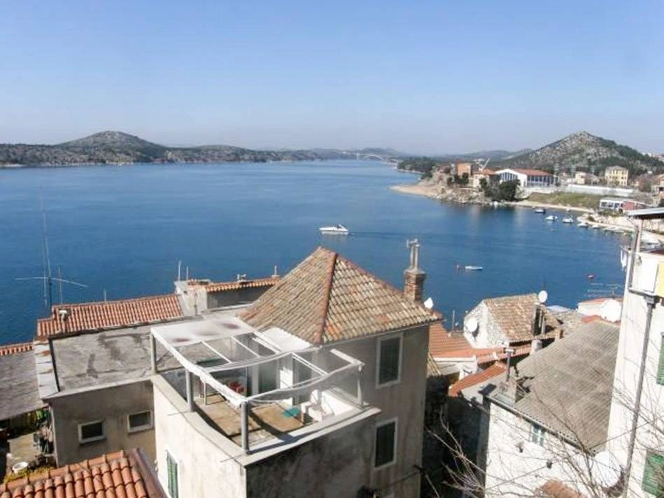 Šibenik, kamienny dom z otwartym widokiem na morze