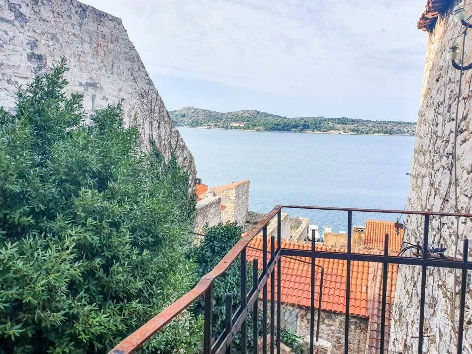 Šibenik, kamienny dom z otwartym widokiem na morze