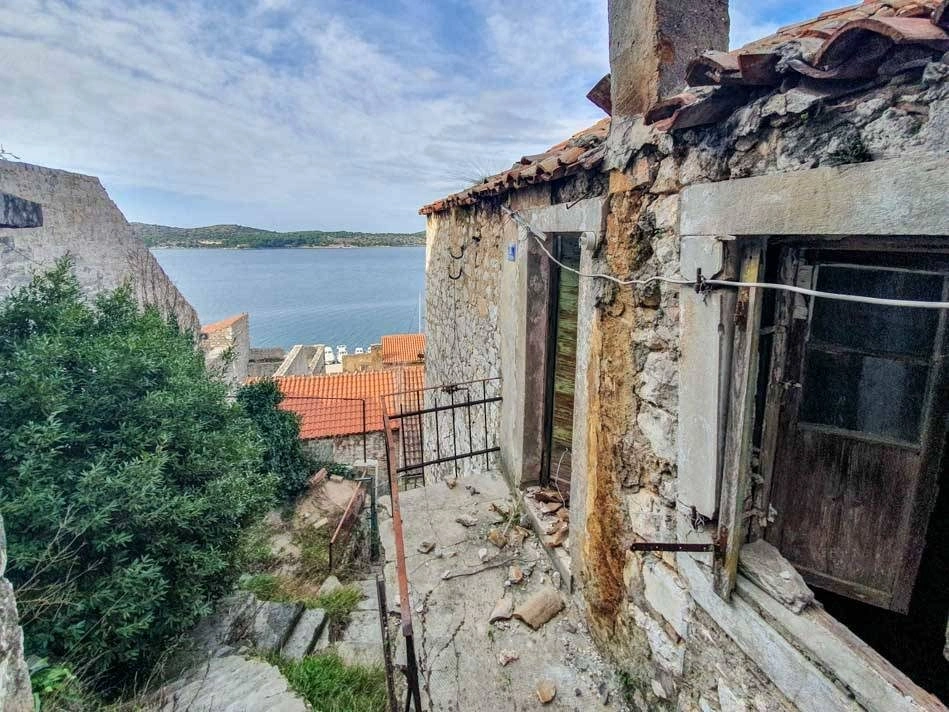 Šibenik, kamienny dom z otwartym widokiem na morze