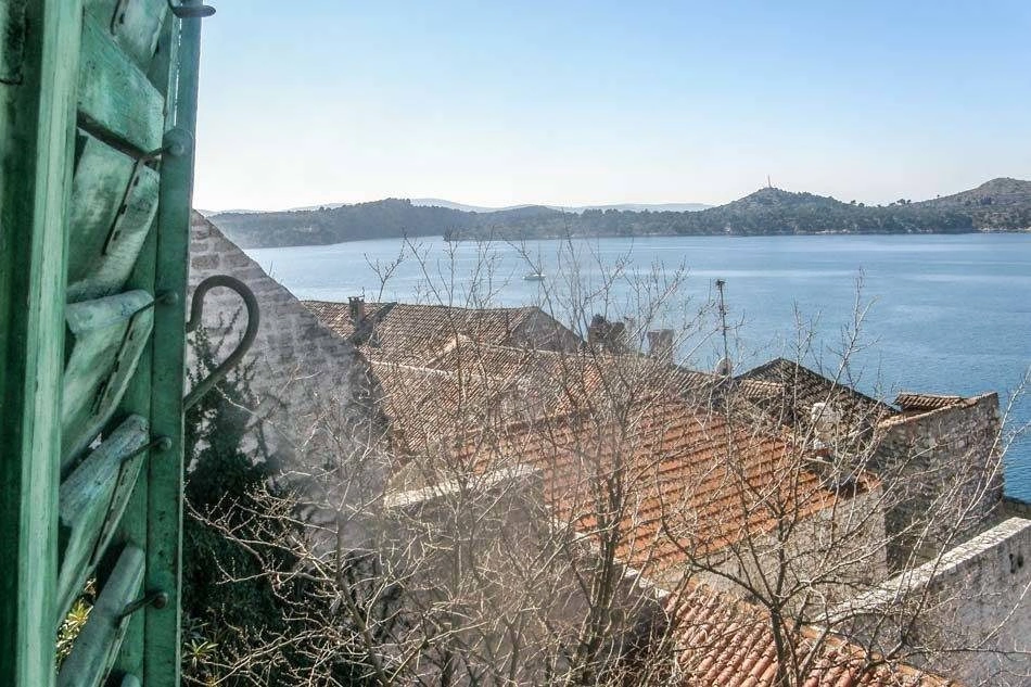 Šibenik, kamienny dom z otwartym widokiem na morze