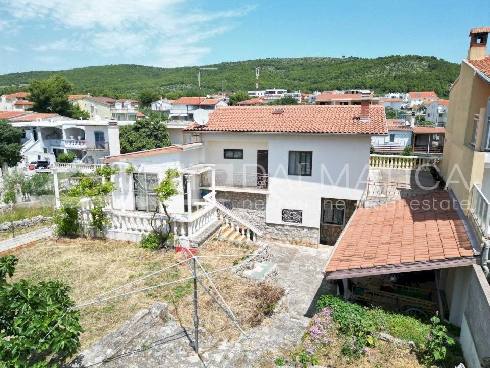 Kuća u Tribunju – 5 spavaćih soba, 200 m od mora