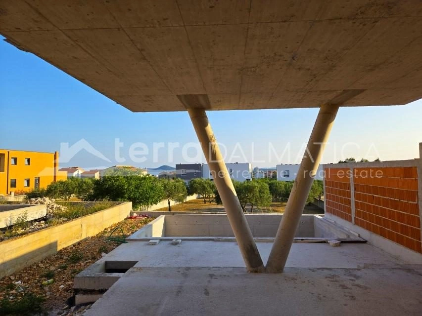 Stan s bazenom u Vodicama – novogradnja, pogled na more