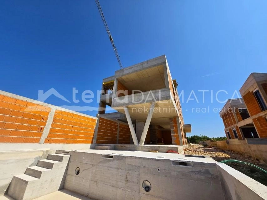 Stan s bazenom u Vodicama – novogradnja, pogled na more