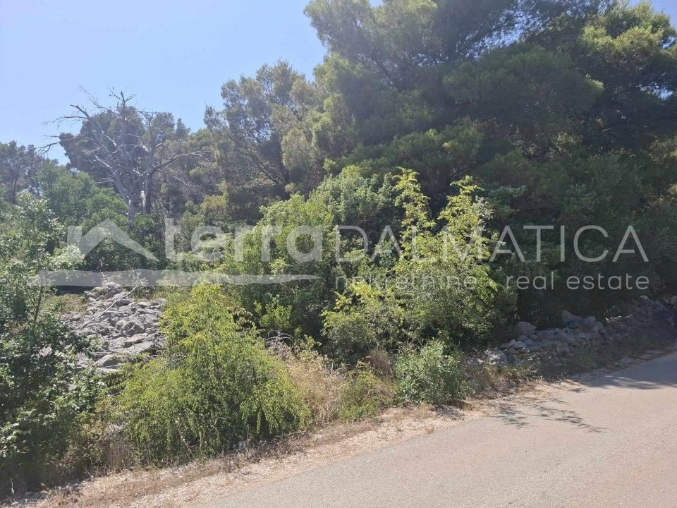 Ein Grundstück zum Verkauf in der Nähe von Šibenik