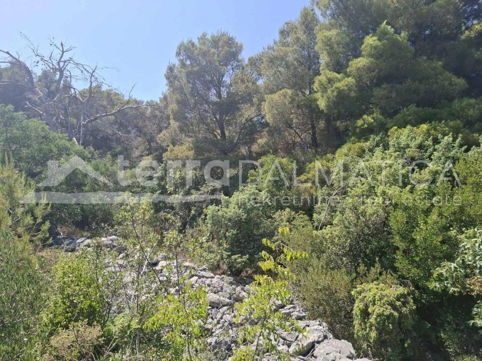 Ein Grundstück zum Verkauf in der Nähe von Šibenik