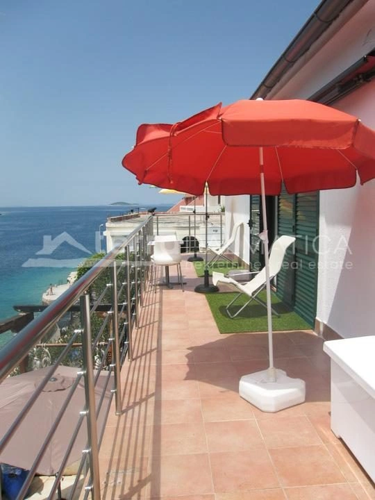 Žirje, Haus am Meer