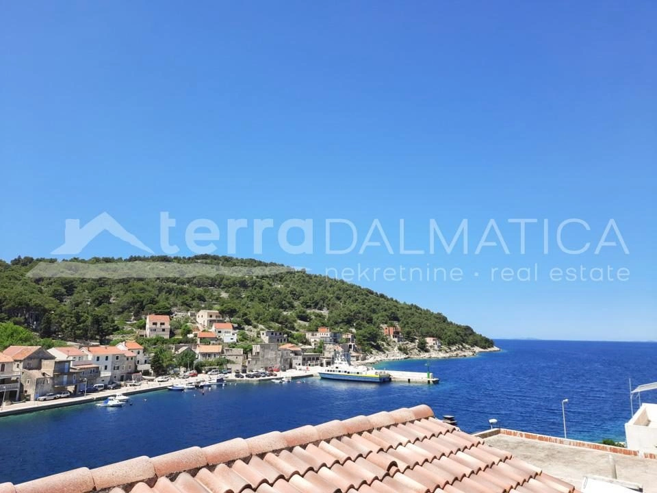 Žirje, Haus am Meer