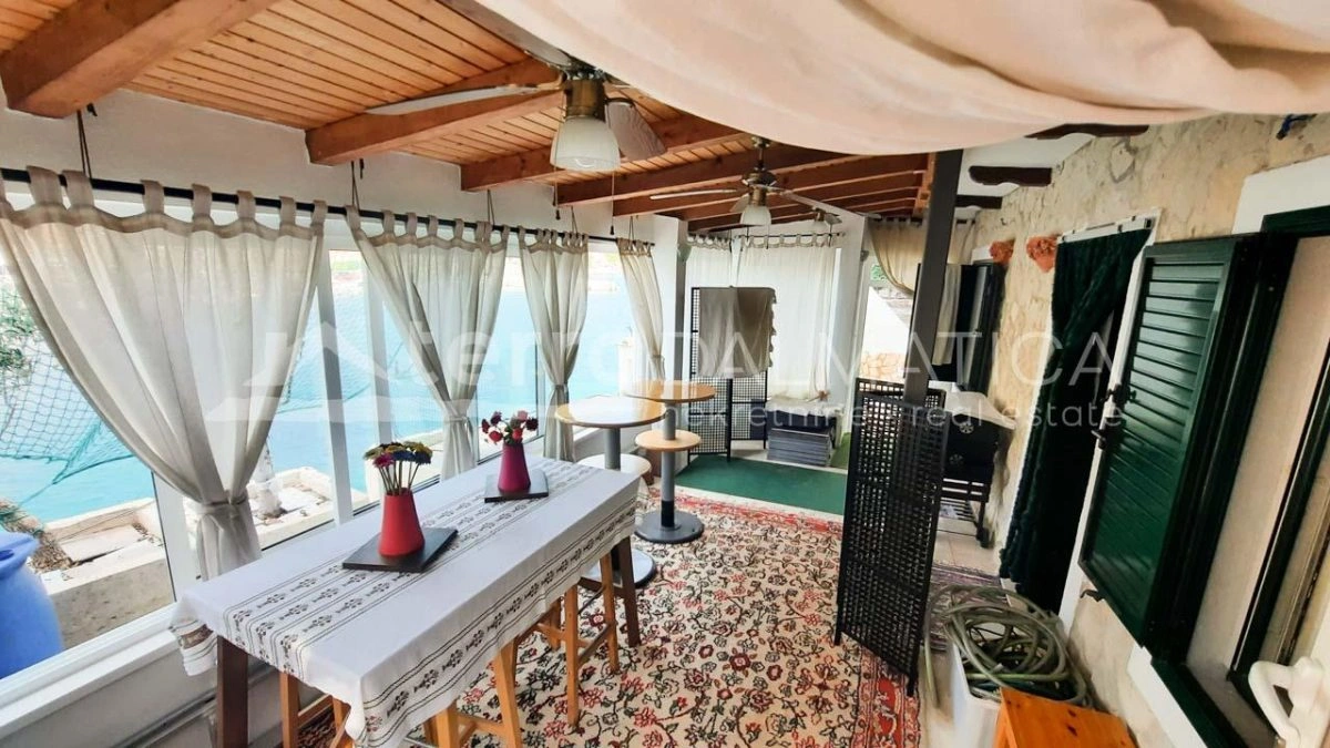 Žirje, Haus am Meer