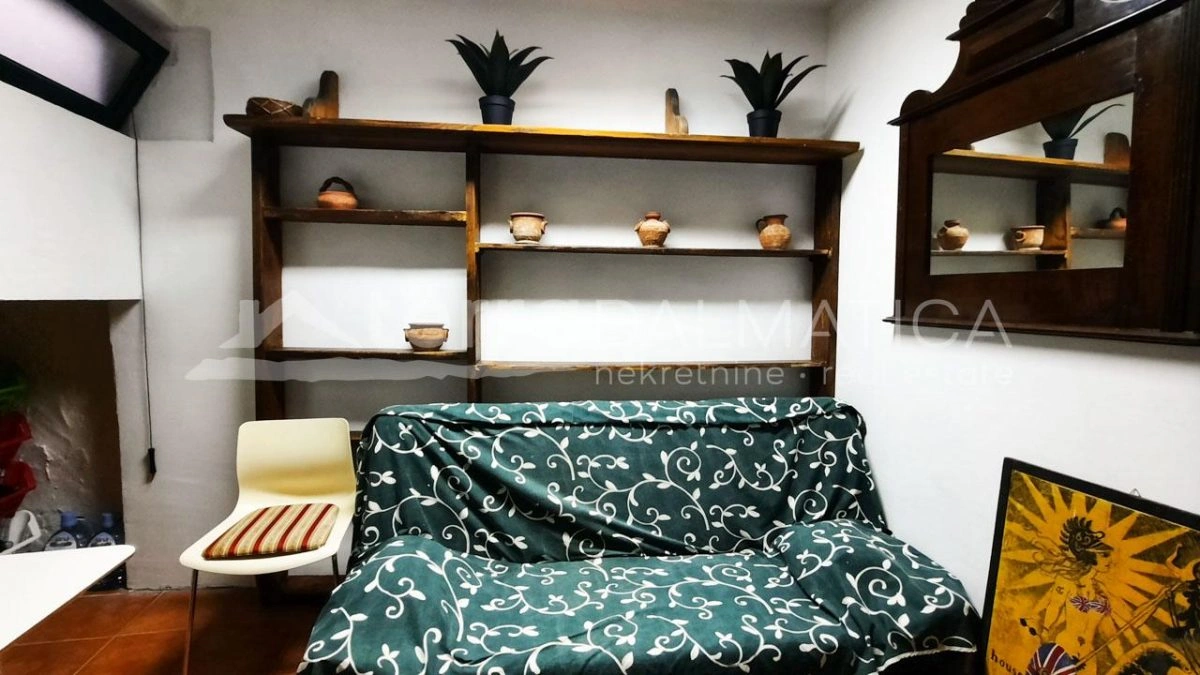 Žirje, Haus am Meer