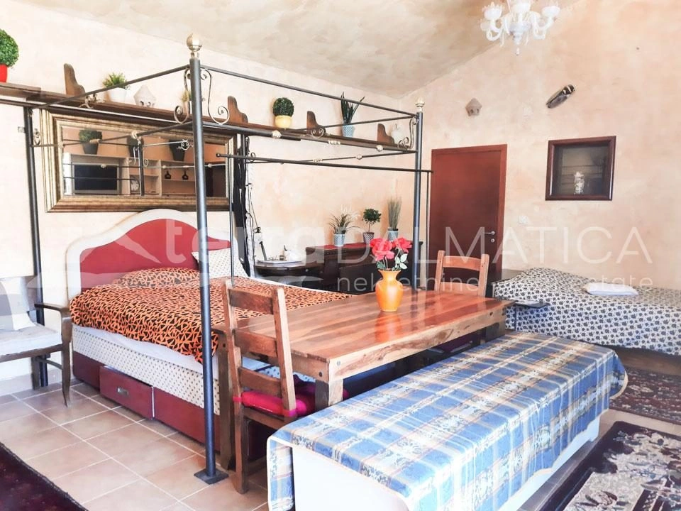 Žirje, Haus am Meer