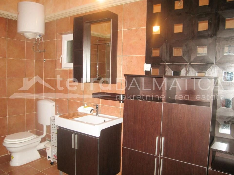 Žirje, Haus am Meer