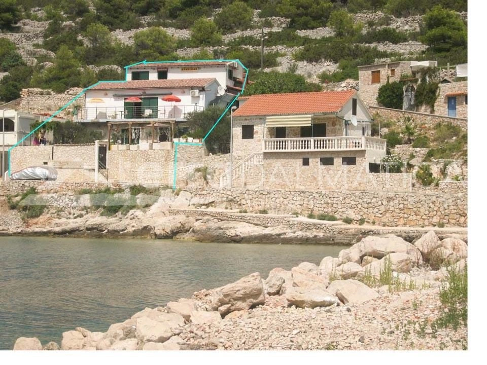 Žirje, Haus am Meer