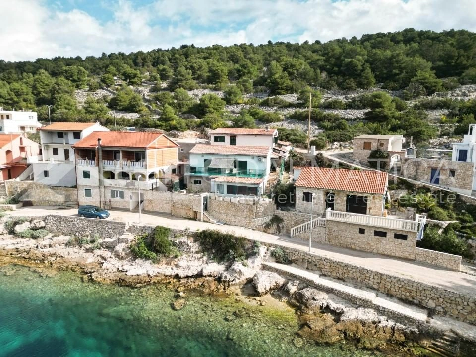 Žirje, Haus am Meer