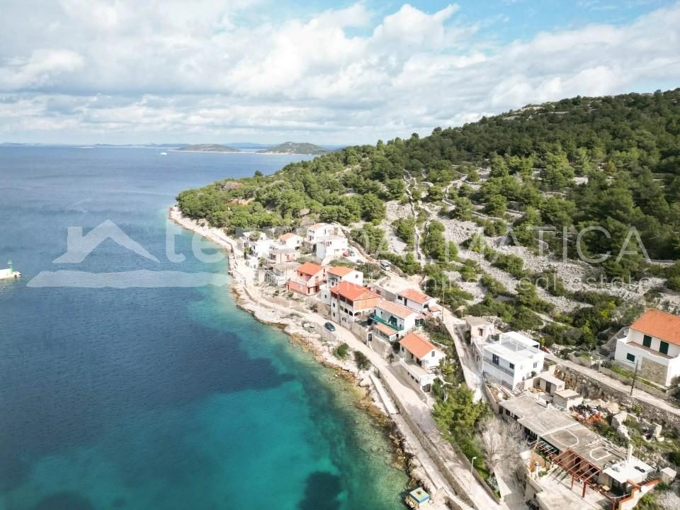 Žirje, Haus am Meer