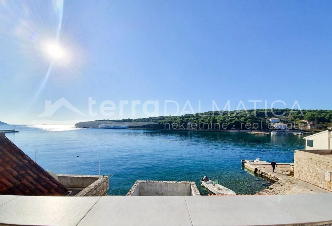 Prvić Luka - Kamienny dom w pierwszym rzędzie do morza