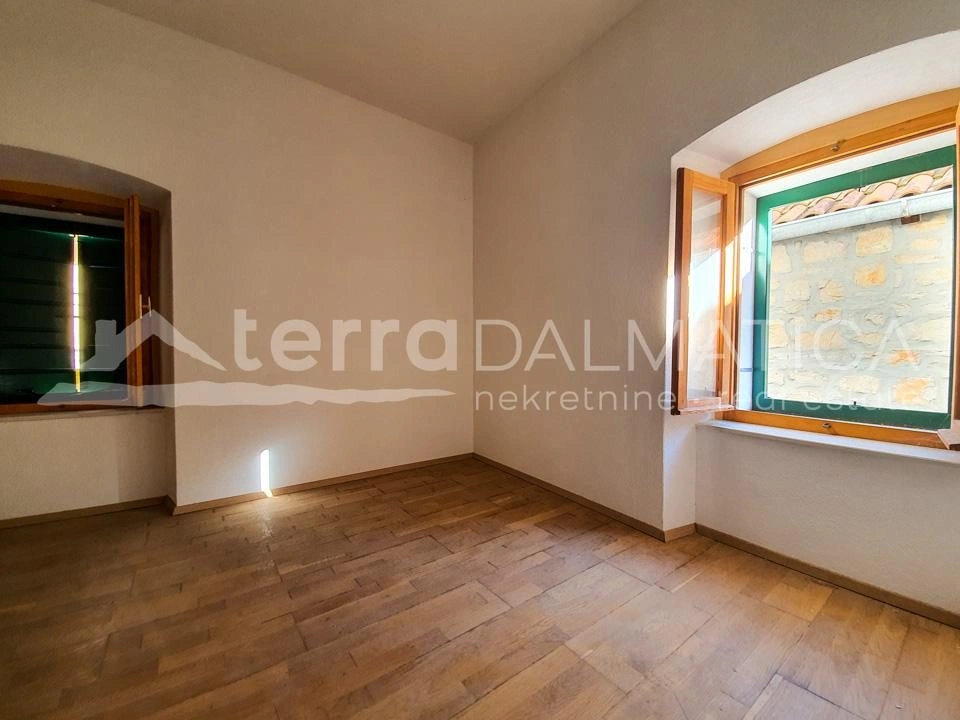 Prvić Luka - Kamienny dom w pierwszym rzędzie do morza