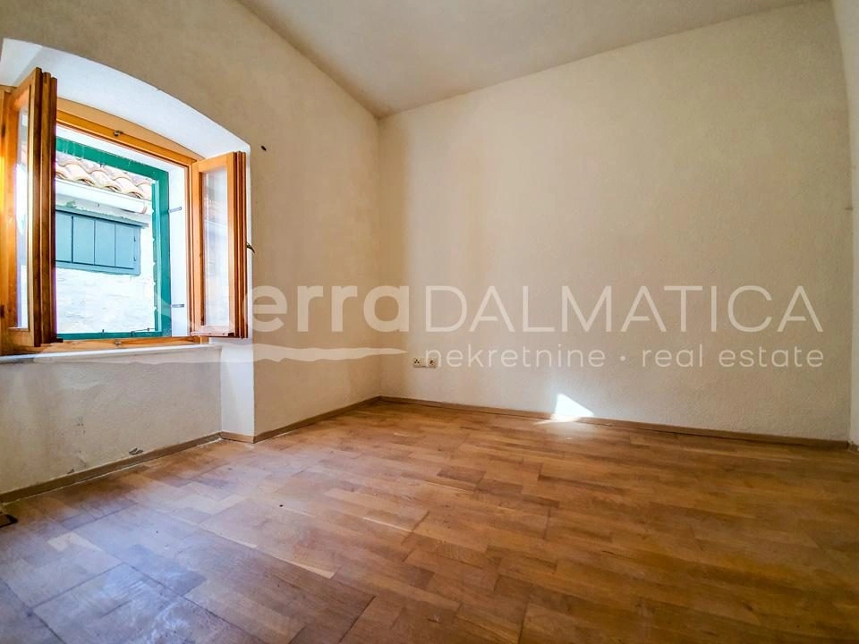 Prvić Luka - Kamienny dom w pierwszym rzędzie do morza