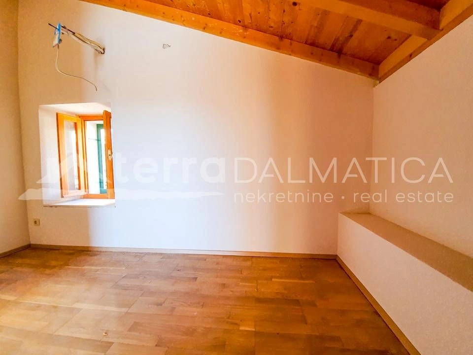 Prvić Luka - Kamienny dom w pierwszym rzędzie do morza