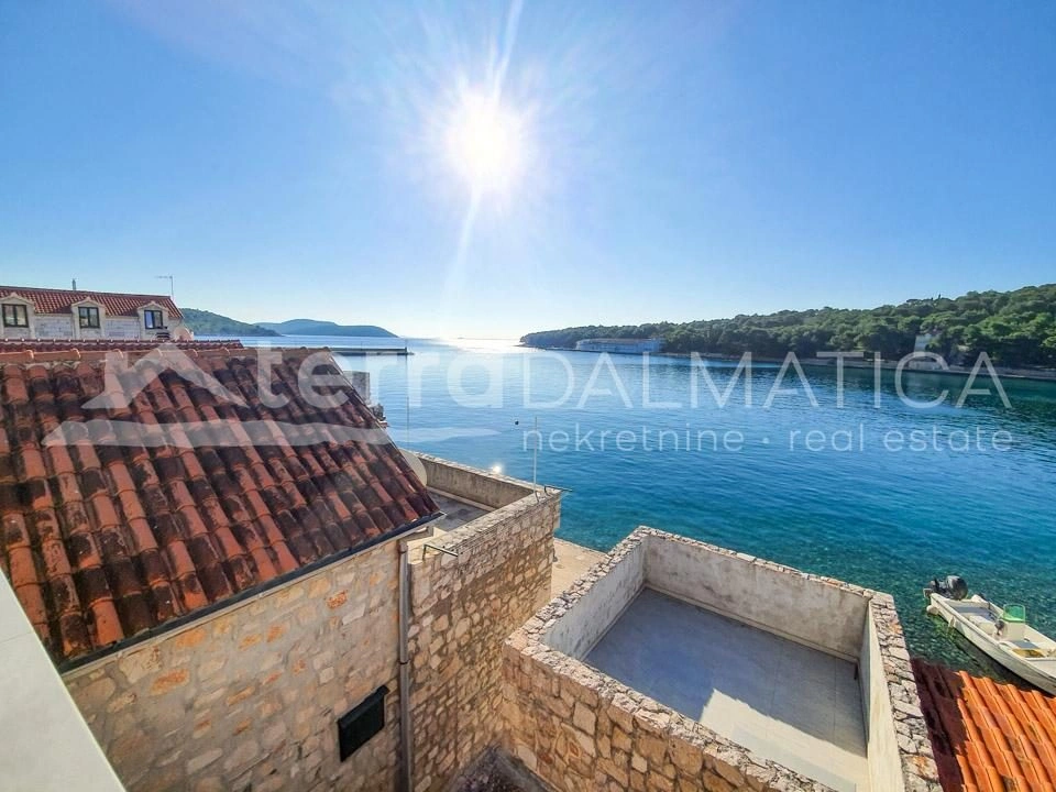 Prvić Luka - Kamienny dom w pierwszym rzędzie do morza