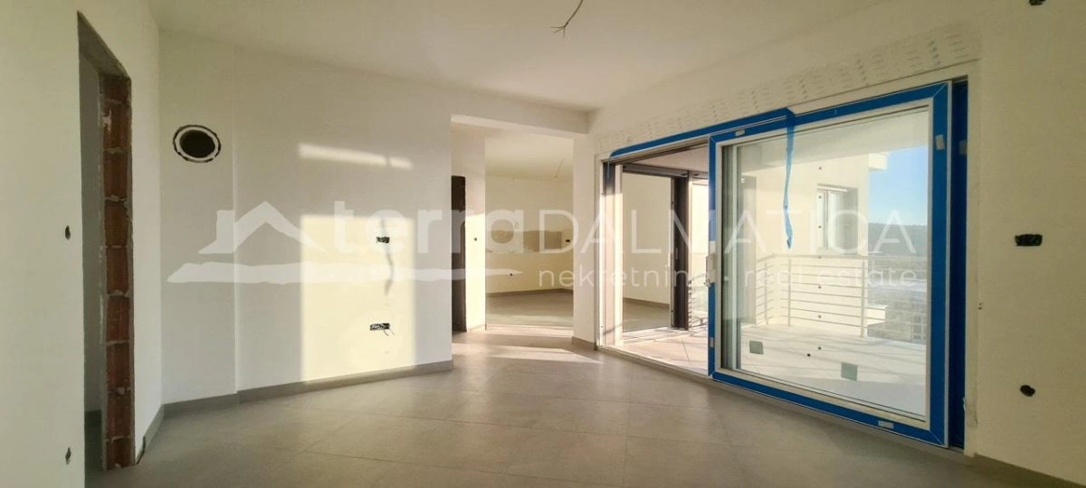 Primosten – Apartment mit zwei Schlafzimmern und einer großen überdachten Terrasse