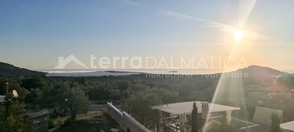 Primošten – dwupokojowe mieszkanie z dużym zadaszonym tarasem