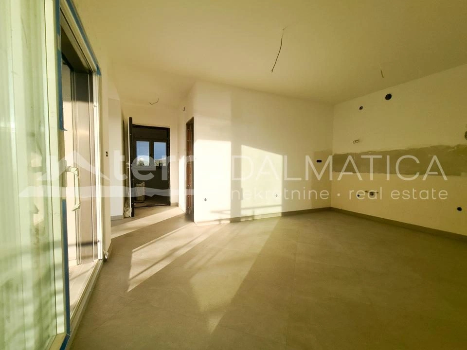 Primošten – dwupokojowe mieszkanie z dużym zadaszonym tarasem