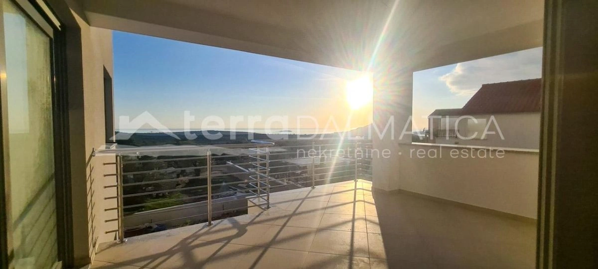 Primošten – dwupokojowe mieszkanie z dużym zadaszonym tarasem