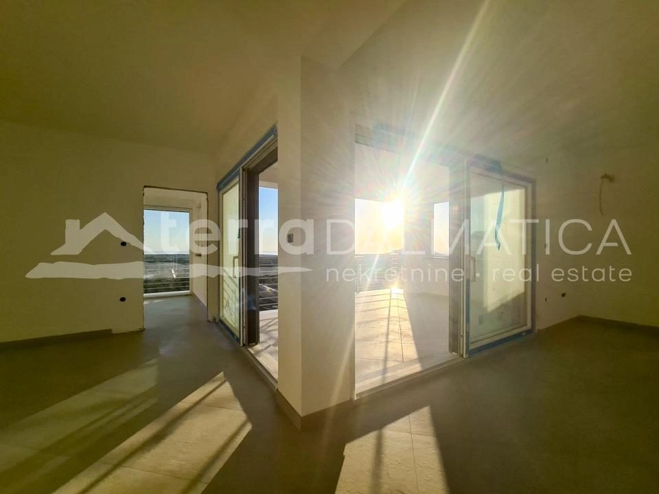 Primošten – dwupokojowe mieszkanie z dużym zadaszonym tarasem