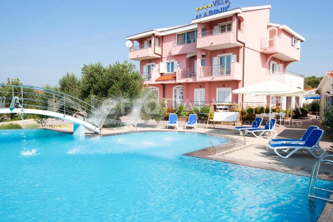 Primošten - apartmajska vila z bazenom na zemljišču 2400 m2