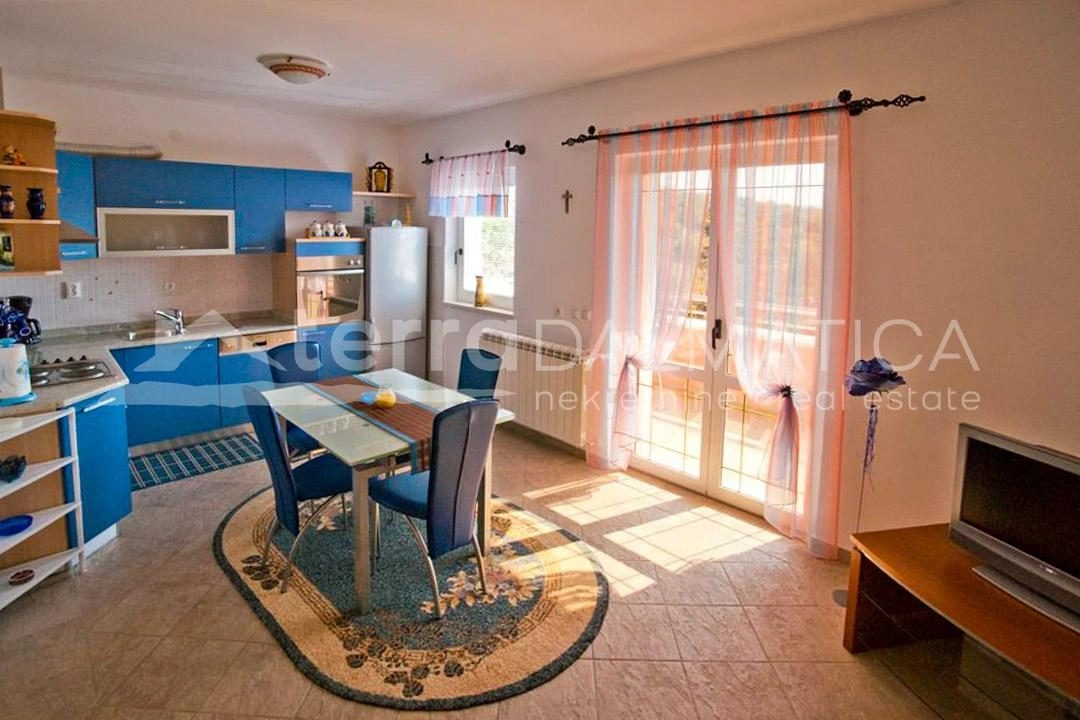 Primošten – willa apartamentowa z basenem na działce o powierzchni 2400 m2