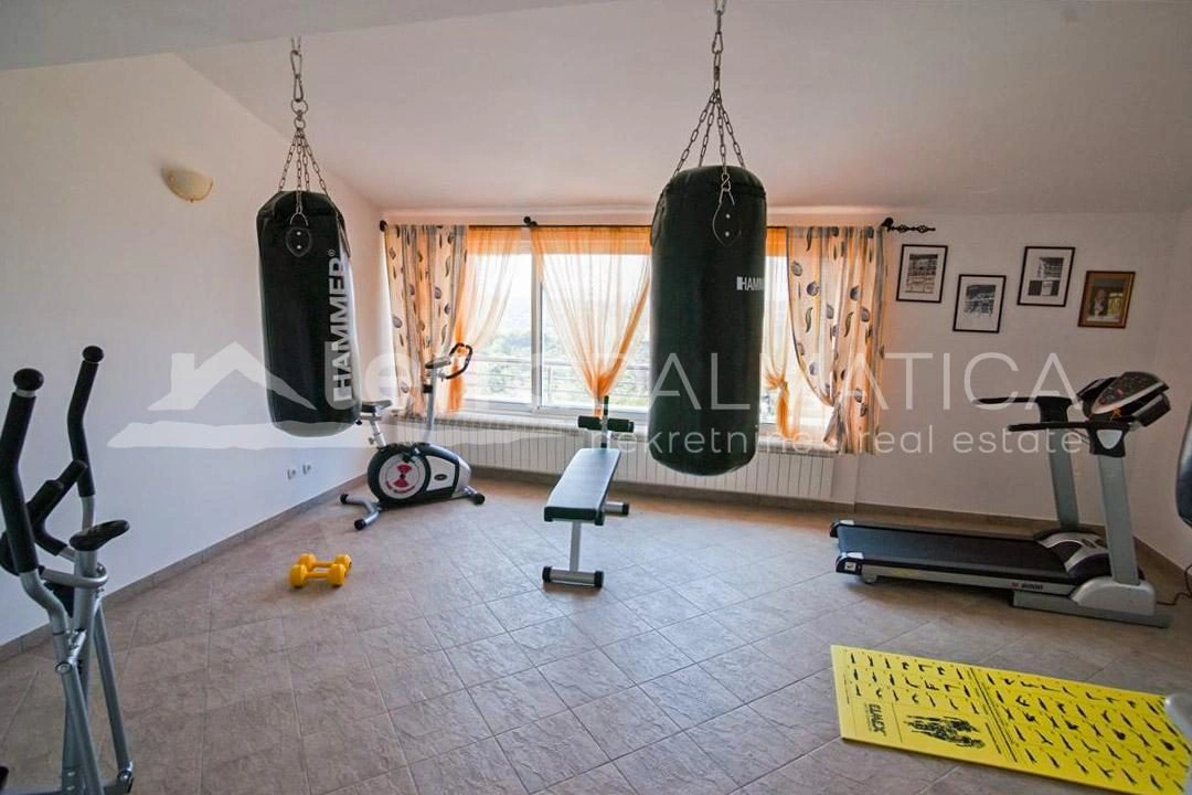 Primošten – willa apartamentowa z basenem na działce o powierzchni 2400 m2