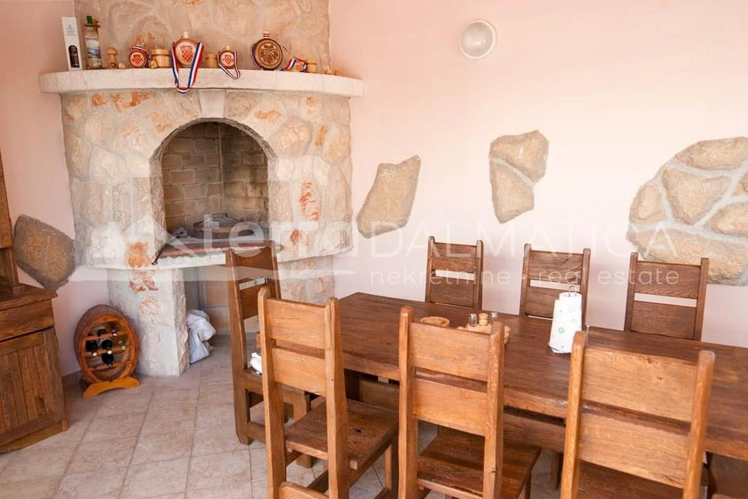 Primošten – willa apartamentowa z basenem na działce o powierzchni 2400 m2