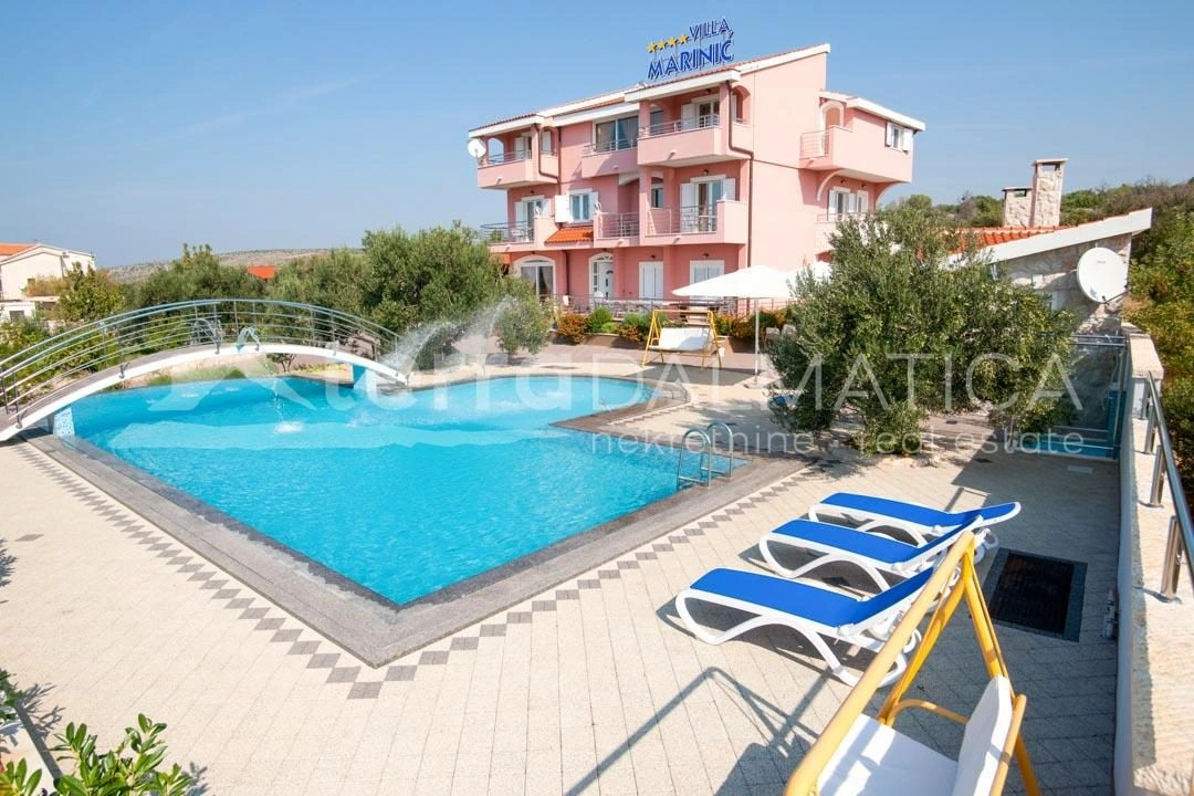 Primošten – willa apartamentowa z basenem na działce o powierzchni 2400 m2