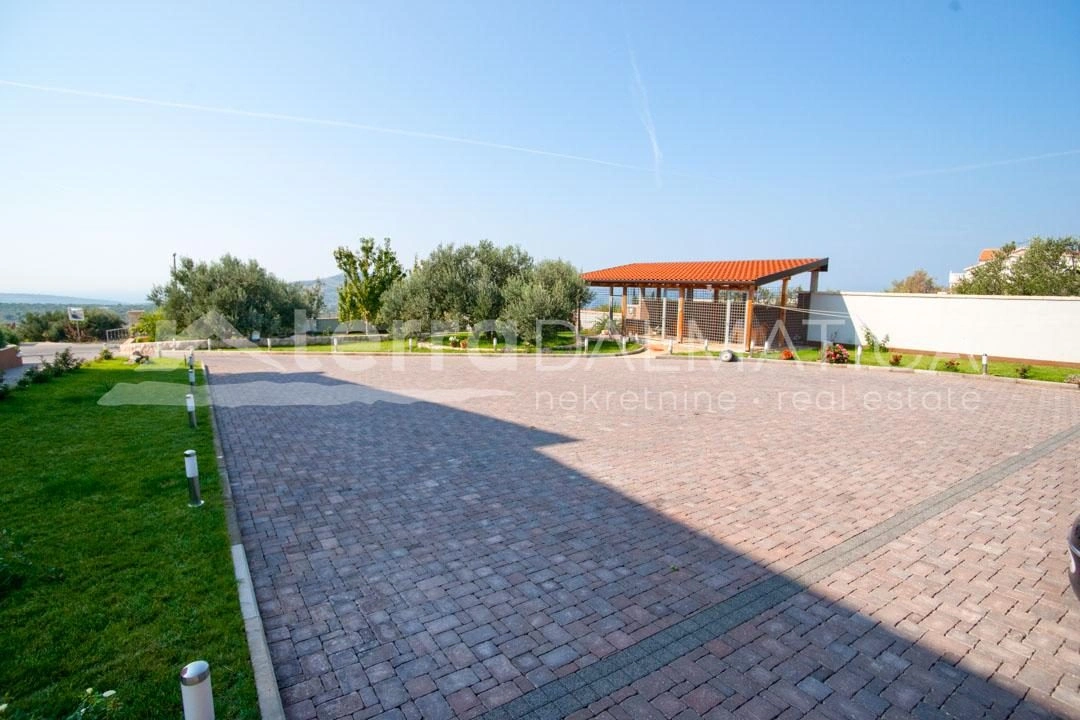 Primošten – willa apartamentowa z basenem na działce o powierzchni 2400 m2