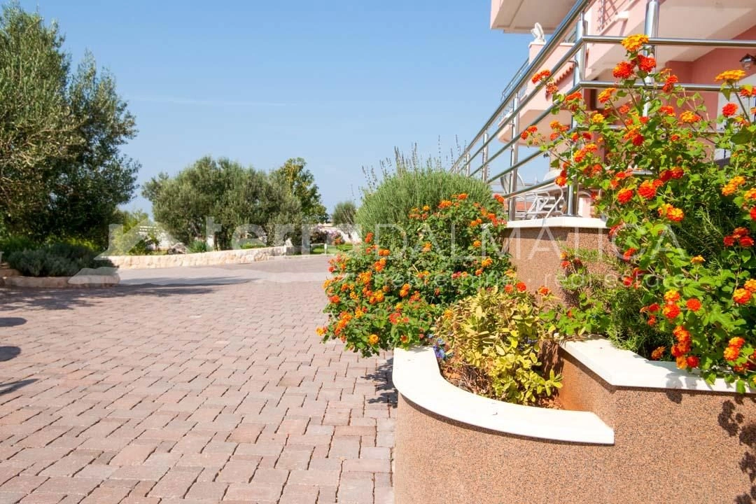 Primošten – willa apartamentowa z basenem na działce o powierzchni 2400 m2