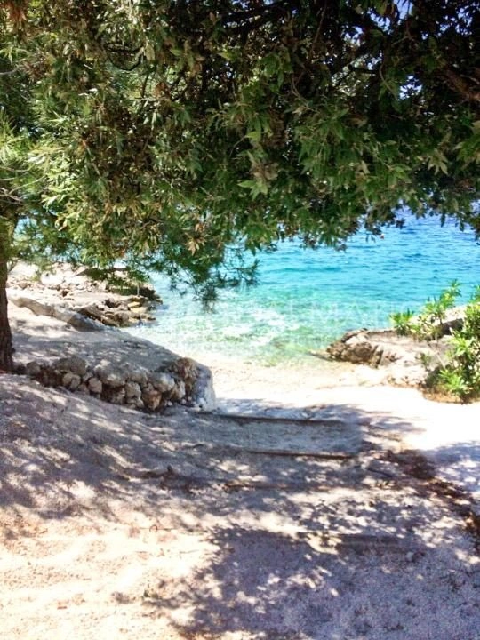 Rogoznica – großes Grundstück auf einem Hügel