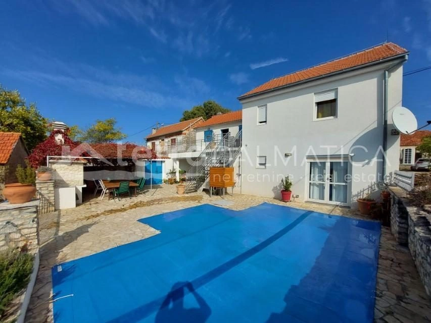 Dubravice - charmantes Landhaus mit Pool, schönem Innenhof, blauen Fensterläden