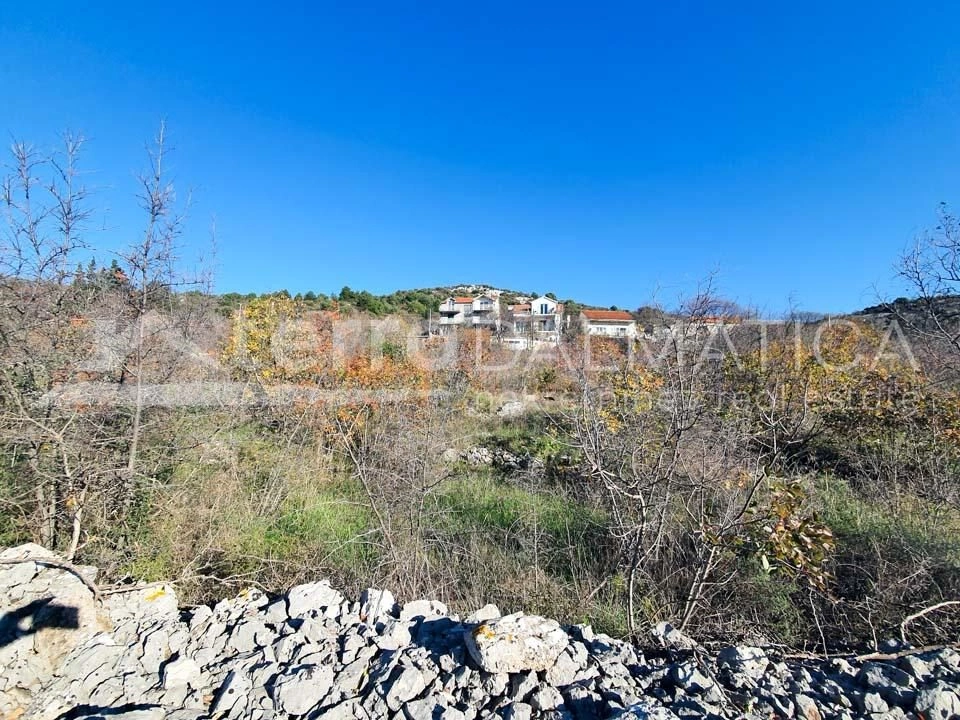 Bauland in schöner Lage im Hinterland von Sibenik