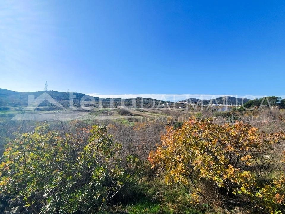 Bauland in schöner Lage im Hinterland von Sibenik