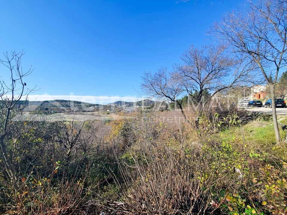 Bauland in schöner Lage im Hinterland von Sibenik