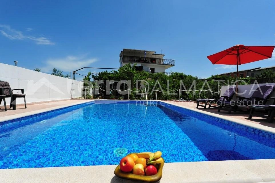 Primošten Burnji - apartmanska kuća s bazenom i panoramskim pogledom na more