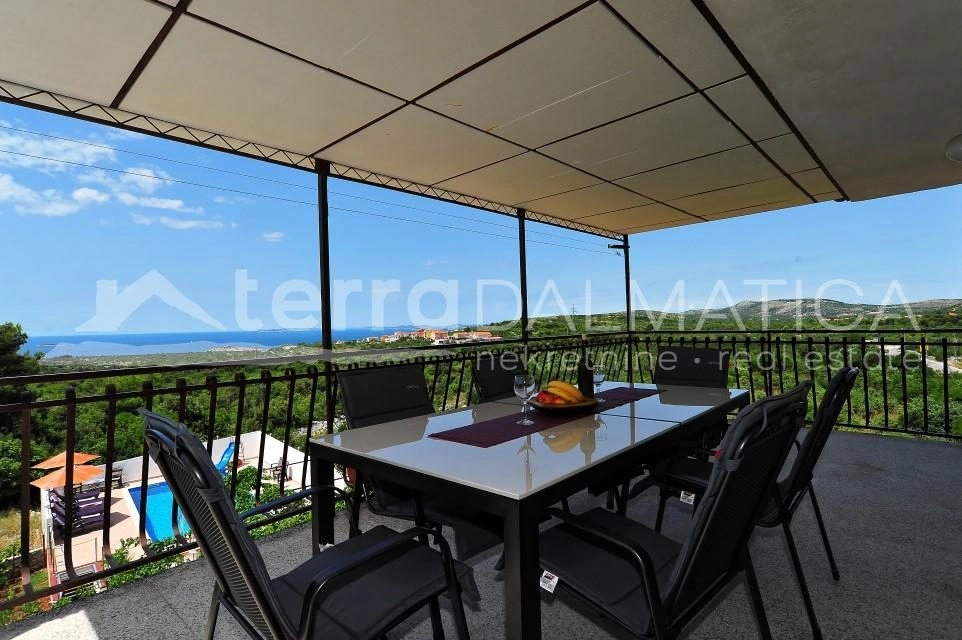 Primosten Burnji - Apartmenthaus mit Pool und Panoramablick auf das Meer