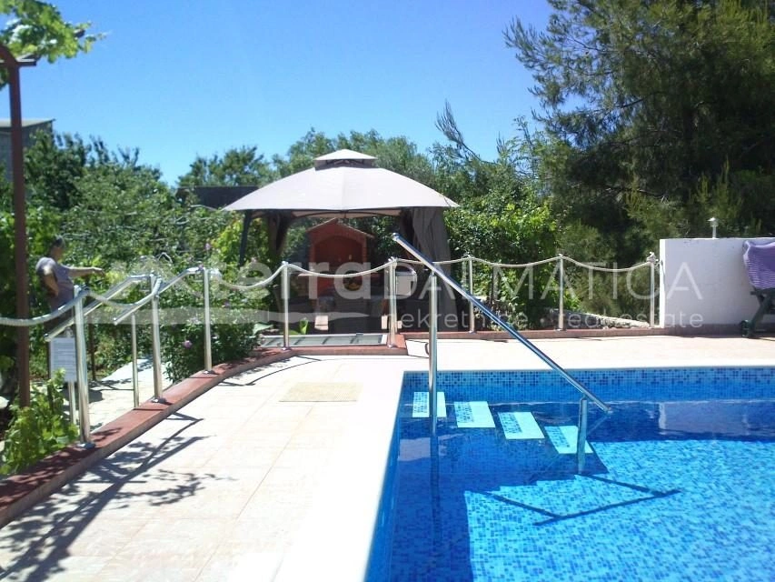 Primosten Burnji - Apartmenthaus mit Pool und Panoramablick auf das Meer