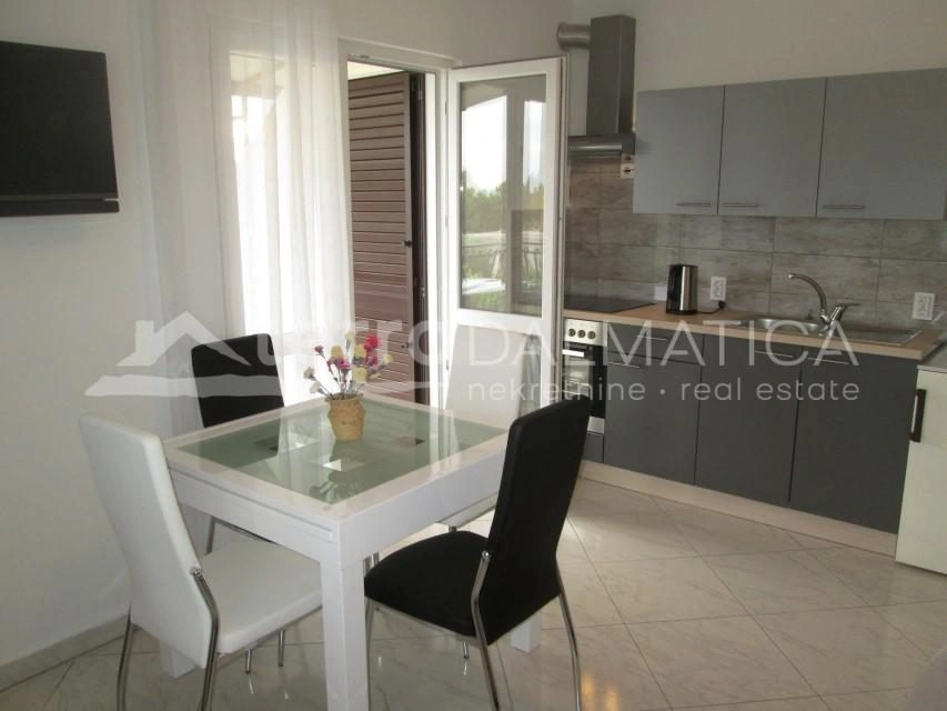 Primosten Burnji - Apartmenthaus mit Pool und Panoramablick auf das Meer