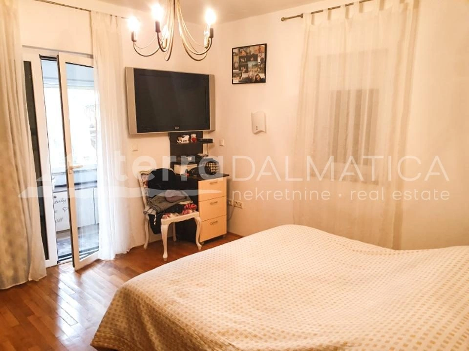 Podsolarsko, Šibenik - Eine attraktive Wohnung mit Garten zum Verkauf